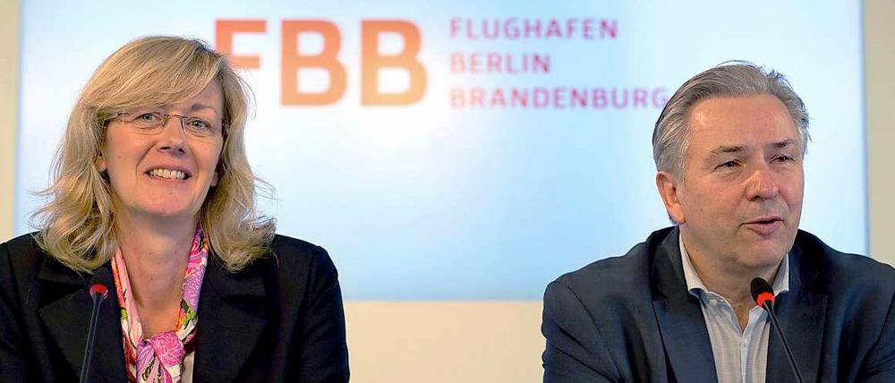 Die neue Finanzgeschäftsführerin der BER-Betreibergesellschaft, Heike Fölster, neben dem Regierenden Bürgermeister von Berlin, Klaus Wowereit (SPD).