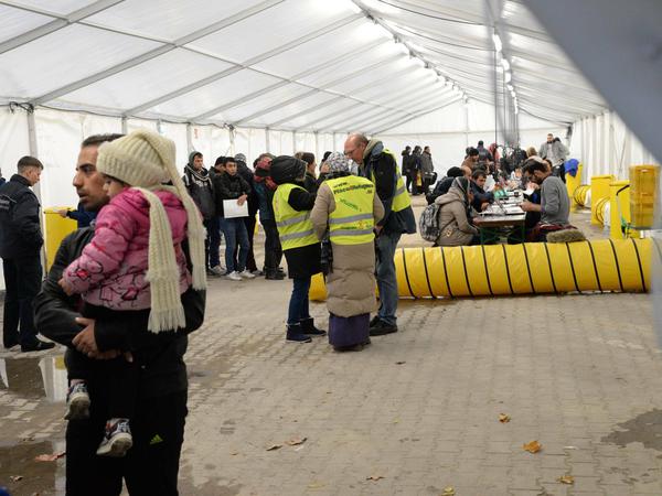 Neue und beheizte Zelte für das Lageso in Berlin.