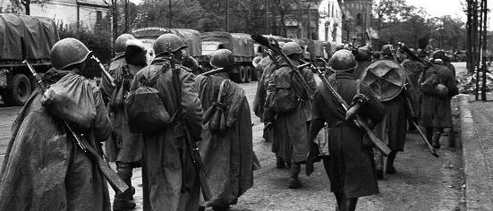 Soldaten der 1.Weissrussische Front in den Straßen von Berlin im Mai 1945.  