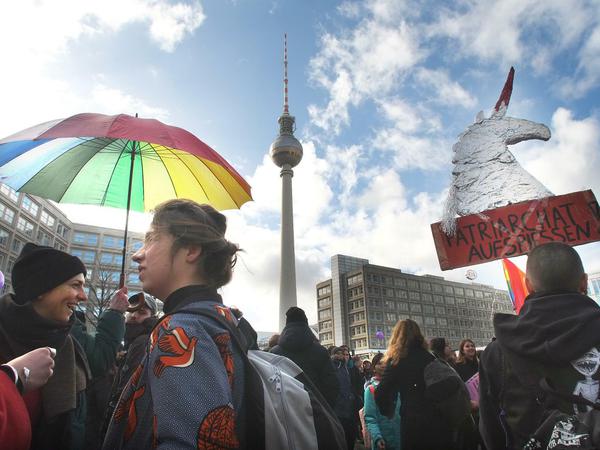 Mit dem Einhorn gegen das Patriarchat. Am Frauentag, dem 8. März, protestierten in Berlin Tausende für Gleichberechtigung.