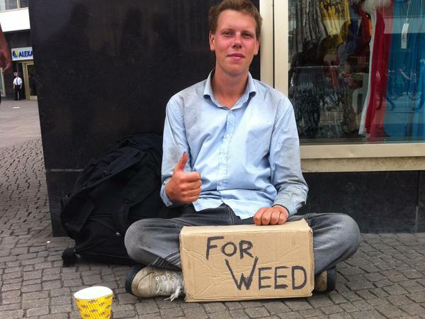 Bob (20) aus Estland wartet auf Geld für Marihuana.