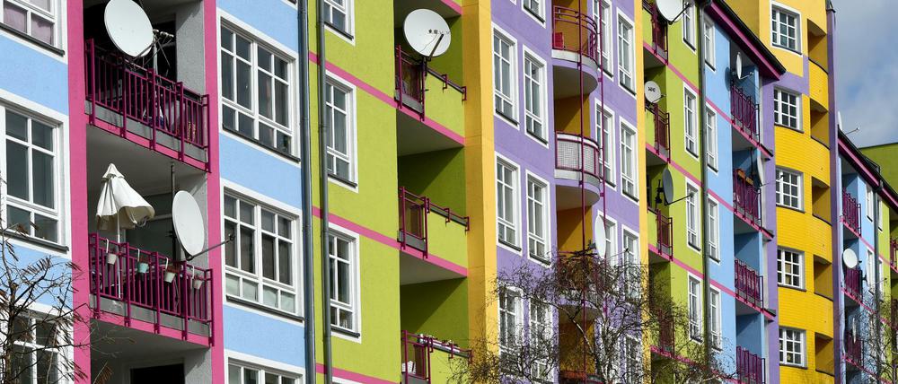 Farbenfroh ist die Fassade von Wohnhäusern Am Nordufer in Berlin-Wedding gestaltet.