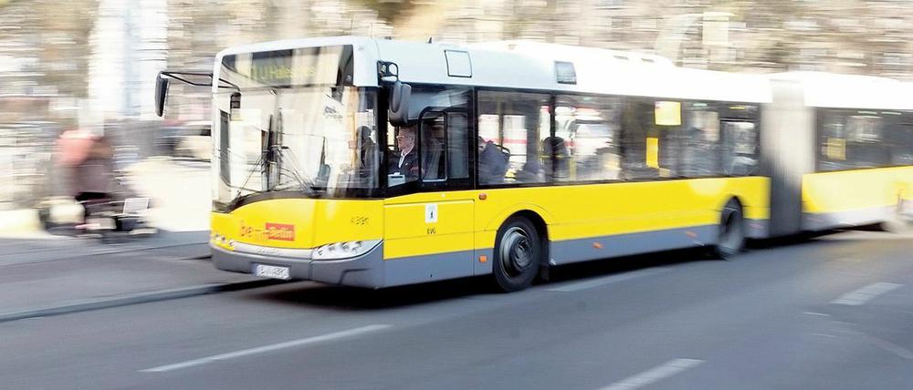 Ein Bus der Berliner Verkehrsbetriebe, BVG, im Einsatz. (Symbolbild)