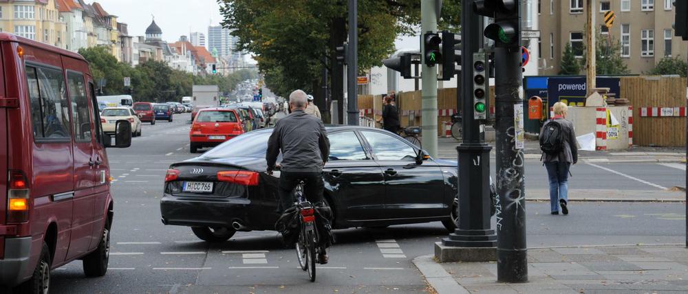 Der Klassiker: Fahrrad will geradeaus, Auto biegt rechts ab. Ein Unfall - oft sind schwere Verletzungen für die Fahrradfahrer die Folge. Hier eine Szene aus Charlottenburg, Kreuzung Bismarckstraße/Messedamm.