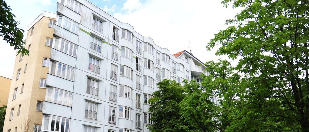 Das ehemalige Seniorenwohnhaus Hansa-Ufer 5 wurde von der öffentlichen Hand verkauft - für die Mieter eine Katastrophe. Künftig soll der Verkauf öffentlicher Wohnungen erheblich erschwert werden.