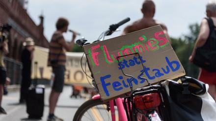 Fahrradprotest auf der Oberbaumbrücke im Berliner Bezirk Friedrichshain-Kreuzberg, im Vordergrund ein gemaltest Plakat "Flummies statt Feinstaub".