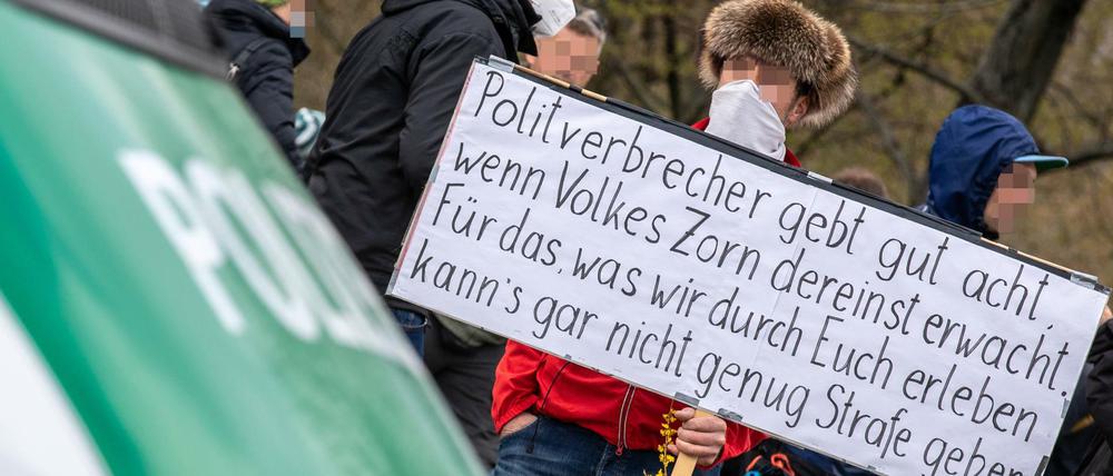 Ein Demonstrant droht mit "Volkes Zorn" und "Strafe" bei einem Querdenken-Protest im April in Berlin.