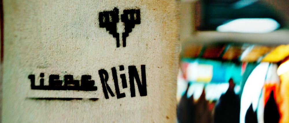 Graffiti "LieBerlin" an der Hochbahn Schoenhauser Allee. 