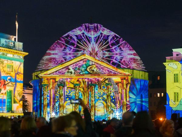 Die beleuchtete St. Hedwigs-Kathedrale beim Festival of Lights 2019.