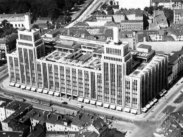 Das Original: Das Warenhaus Karstadt am Hermannplatz von Architekt Philipp Schäfer galt bei der Eröffnung 1929 als das größte Warenhaus Europas. Der Neubau soll sich stark an dem Design orientieren, aber moderne Materialien und Energietechnik sollen es deutlich umweltfreundlicher machen.