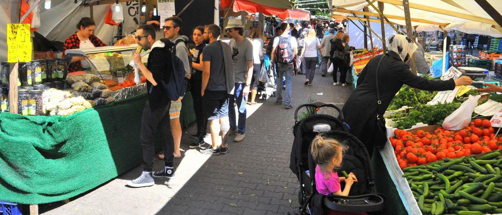 Der Wochenmarkt am Maybachufer ist beliebt. Wegen Corona gelten auch hier jetzt Abstandsregeln.
