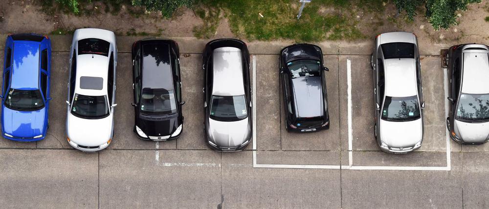 Parkende Autos auf einem Parkplatz in Berlin.