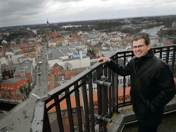 Der bisherige Bezirksbürgermeister Helmut Kleebank (SPD) auf dem Rathausturm Spandau. 
