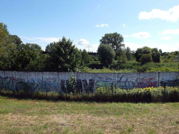 An einigen Orten rund um West-Berlin steht die Hinterlandmauer noch, wie hier zwischen Rudow und Altglienicke. 