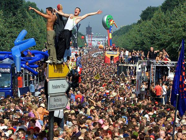 Ausgelassen feiern Raver am 21.07.2001 auf der Straße des 17. Juni in Berlin die 13. Loveparade. Von der Siegessäule bis zum Brandenburger Tor war die Straße völlig überfüllt mit angeblich einer Million Menschen.