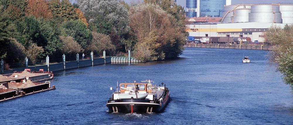 Ein Frachtschiff auf der Havel mit Blick auf den Spandauer Südhafen.