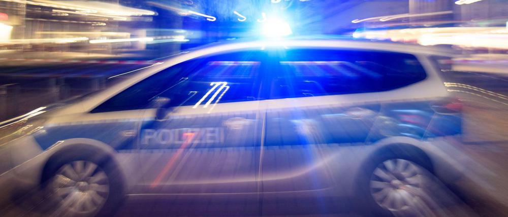 Symbolbild: Ein Polizeiauto mit Blaulicht steht in Berlin.