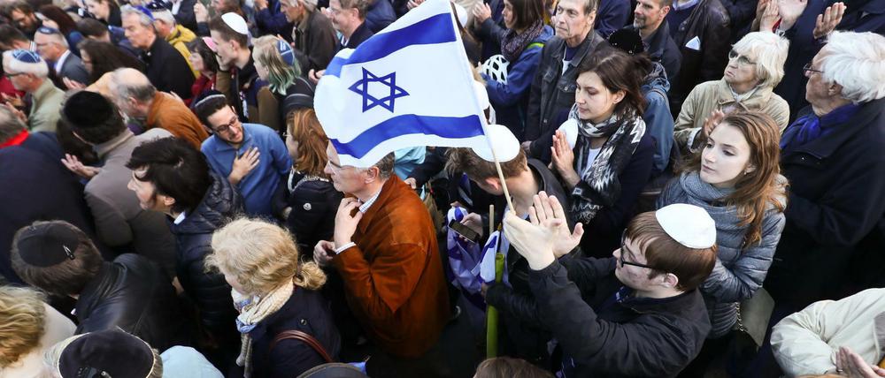 Zahlreiche Menschen beteiligen sich an der Solidaritätskundgebung "Berlin trägt Kippa" der Jüdischen Gemeinde zu Berlin. Anlass ist der Angriff auf einen Mann mit Kippa in Prenzlauer Berg.