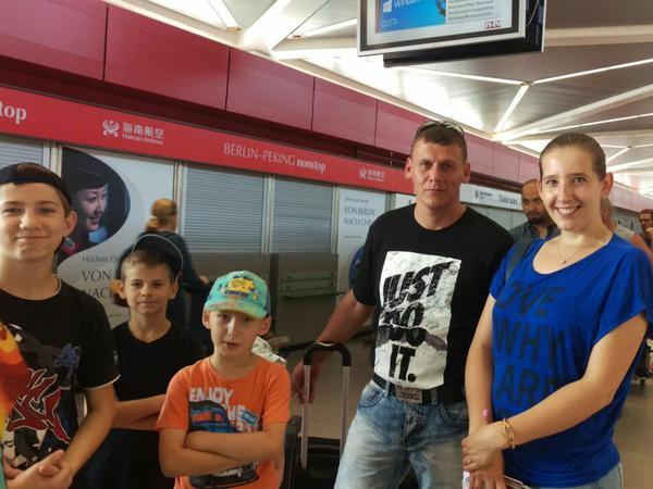 Auf in die Ferien. Familie Bannov aus Marzahn-Hellersdorf sieht dem Urlaub in der Türkei sorgenvoll entgegen.