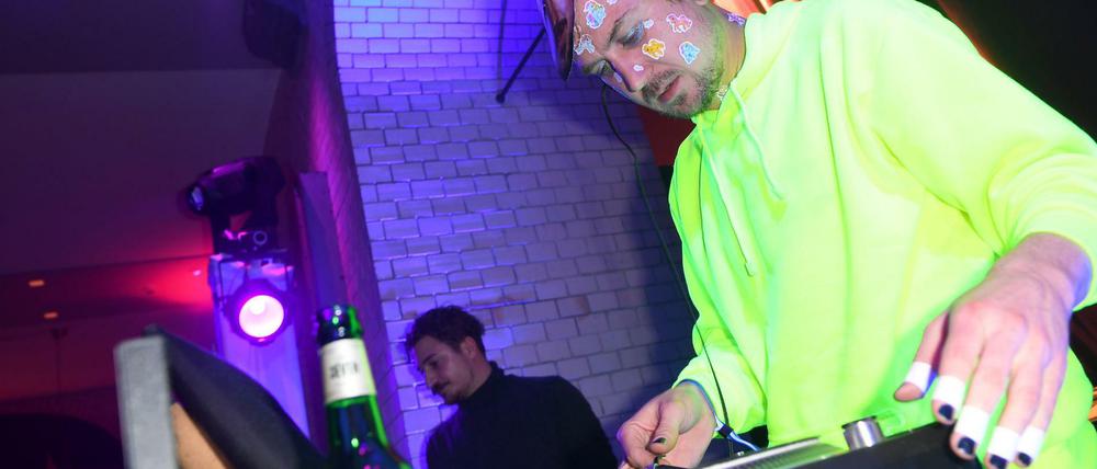 Lars Eidinger ist auch immer wieder als DJ unterwegs - wie hier bei der Berlinale oder bei seiner Partyreihe "Autistic Disco".