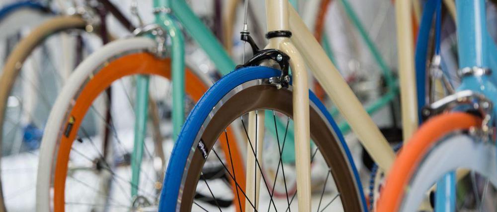 Buntes Allerlei: Die VeloBerlin galt bisher als die "offizielle" Fahrradmesse, die Berliner Fahrradschau hingegen eher als kultige Bastlermeile - doch nun springen die großen Hersteller auf und machen den einstigen Underdog zur Trendmesse.