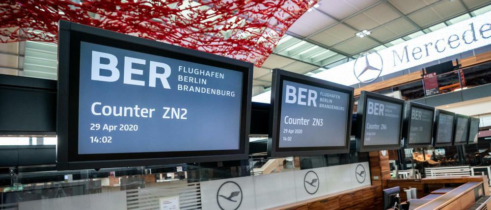 Monitore leuchten in der Abflughalle des neuen Flughafens Berlin-Brandenburg Willy Brandt, kurz: BER.