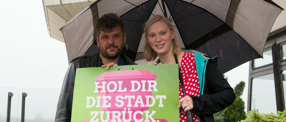 Beim Volksentscheid Tegel werben die Grünen-Vorsitzende Nina Stahr und Werner Graf für eine Schließung des Flughafens.