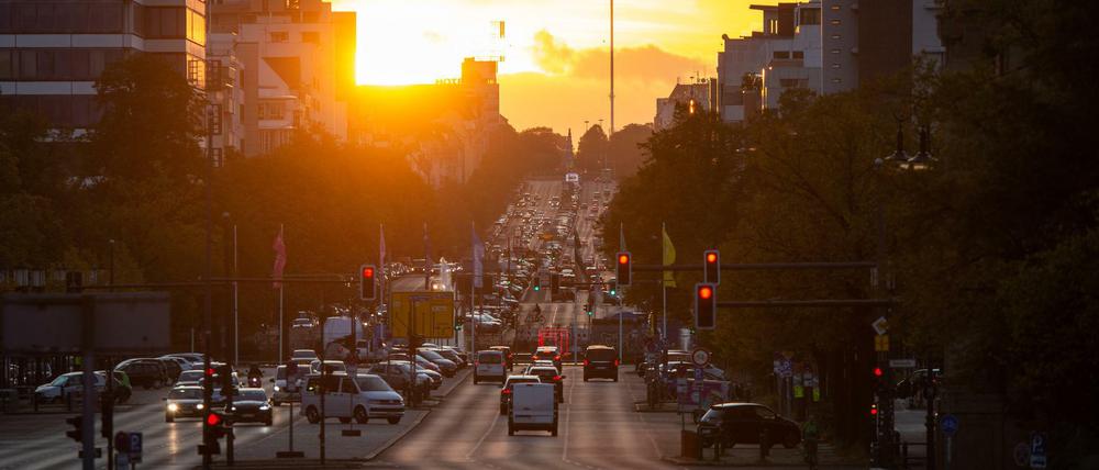Untergehende Sonne über der Straße des 17. Juni. Dieses Jahr wurden 88 Sommertage in Berlin gemessen.