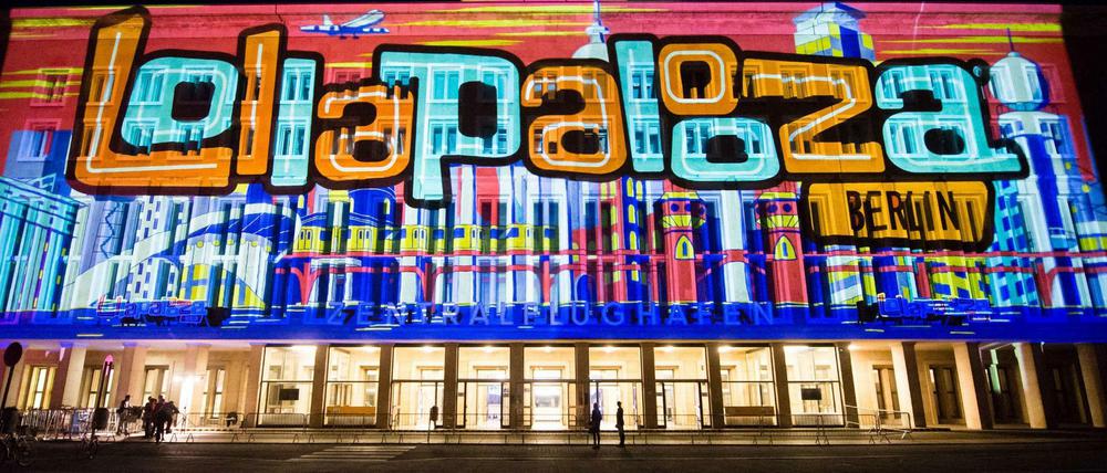 Lollapalooza strahlt. Hier 2015 bei der Berliner Premiere auf dem Gelände des einstigen Tempelhofer Flughafens. Das bunte Logo schmückte den Eingang des Airport-Gebäudes. 