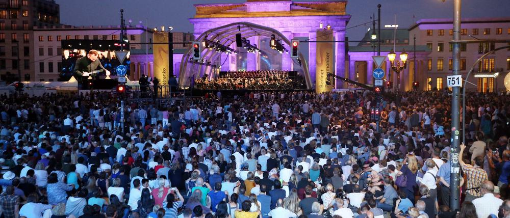 Die Berliner Philharmoniker waren ans Brandenburger Tor gekommen, um den Einstand ihres neuen Dirigenten zu feiern.