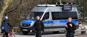 Berliner Polizisten weisen im Park am Gleisdreieck auf die Ausgangs- und Kontaktsperren hin.