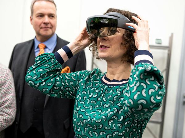 Ramona Pop (Bündnis 90/Die Grünen) setzt sich in der Firmenzentrale der Korsch AG eine Augmented-Reality Brille auf.