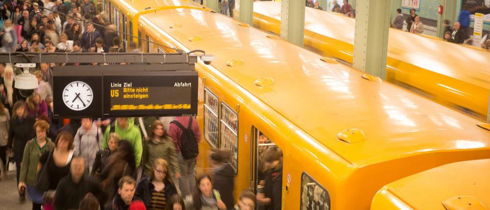 Dicht gedrängt steigen Menschen aus einer U-Bahn im Bahnhof am Alexanderplatz.