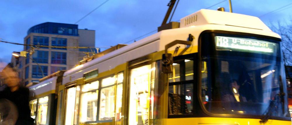 Ein Straßenbahn in der Dämmerung unterwegs in Berlin. (Symbolbild)