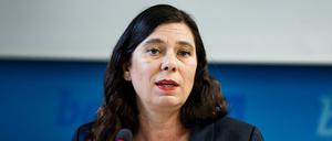 Sandra Scheeres (SPD), Bildungssenatorin von Berlin, spricht auf einer Pressekonferenz. 