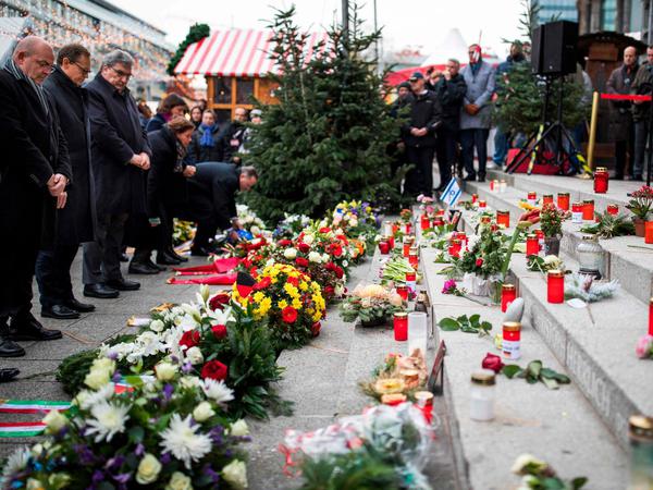 Mit Kränzen und Kerzen wurde den Opfer des Terroranschlags auf dem Berliner Weihnachtsmarkt gedacht. 