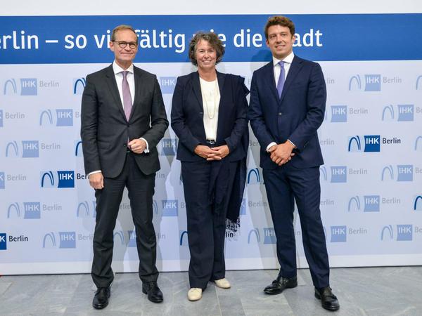 Berlins Regierender Bürgermeister Michael Müller mit der ausgeschiedenen IHK-Präsidenten Beatrice Kramm und ihrem Nachfolger Daniel-Jan Girl.
