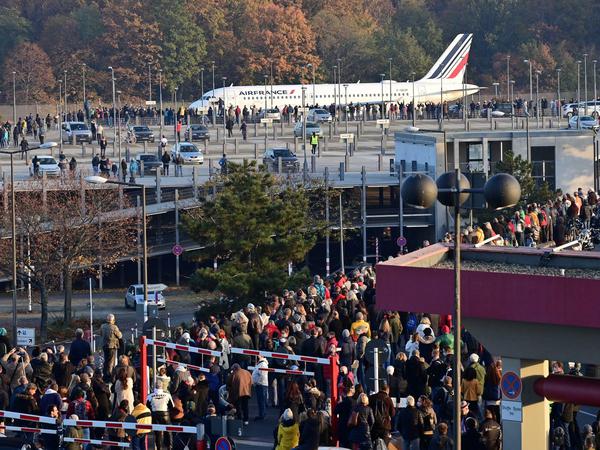 Ehrenrunde: Hunderte Schaulustige beobachten die Air-France-Maschine, als sie um das Flughafen-Gebäude fährt.