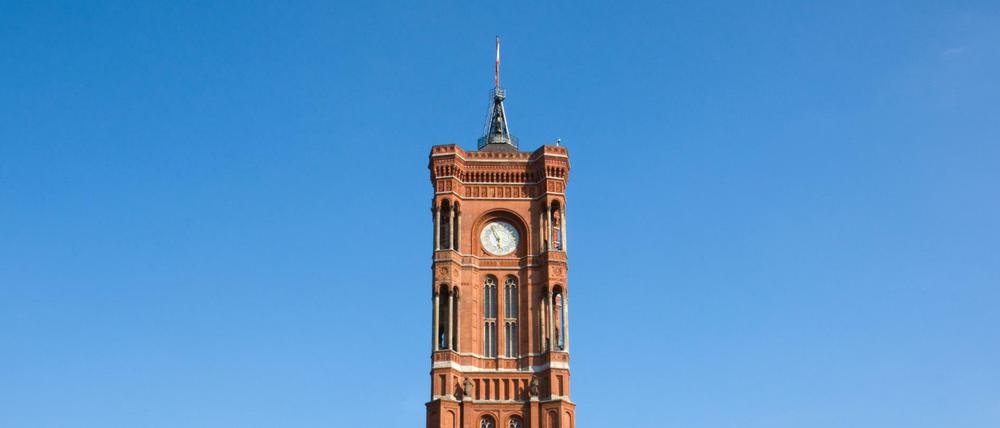 94 Meter hoch, inklusive Fahnenstange - das Rote Rathaus in Berlin. 