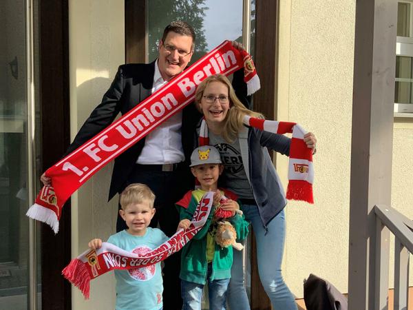 Bert (39), Elke (36), Eddi (2) und Bruder Ben (5) Hoffmann aus Köpenick feiern am Morgen nach dem Aufstieg des FC Union Berlin in die 1. Bundesliga. Die Eltern waren am Vorabend im Stadion, Oma hat auf die Jungs aufgepasst.