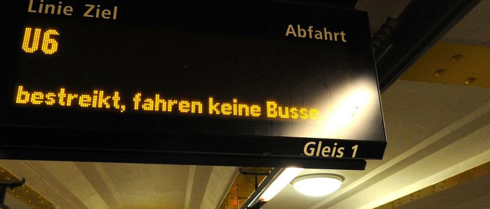 U-Bahnsteig im U-Bahnhof Kochstraße. Display zeigt Hinweis auf den Streik bei der BVG.