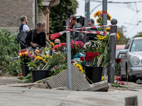 Blumen und Kerzen haben Menschen an der Stelle abgestellt, an der am 06.09.2019 vier Menschen bei dem Verkehrsunfall gestorben waren.
