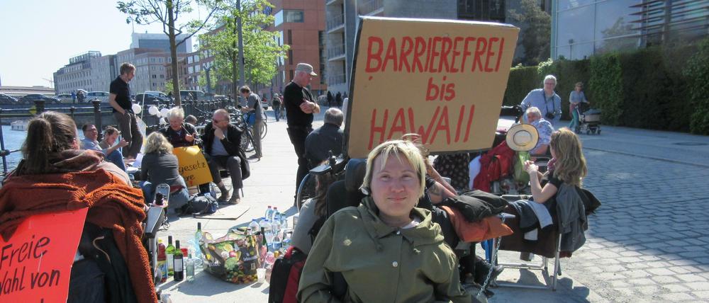 Jenny Bießmann will auch mit ihrem Rollstuhl in jeden Späti und zu jedem Bäcker kommen.