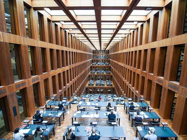 Studenten arbeiten im Jacob-und-Wilhelm-Grimm-Zentrum, der Universitätsbibliothek der Humboldt-Universität zu Berlin. 