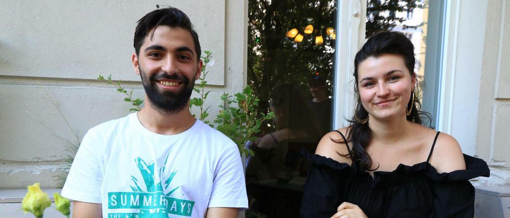 Gutscheine für ein neues Leben: HiMate erleichtert Bilal das Ankommen - hier im Café mit Julia Schuster.