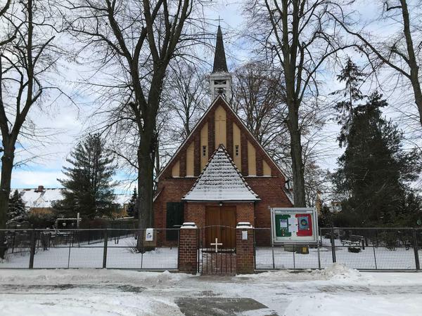 Februar 2021. Die kleine Kirche steht direkt am Schulhof in der Gartenstadt Staaken.