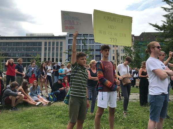 Demo-Teilnehmer warten am Vormittag in Berlin-Mitte auf Greta Thunberg.