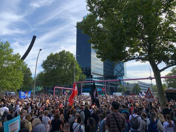Menschen versammeln sich für die Moria-Demonstration nahe des Wittenbergplatzes.