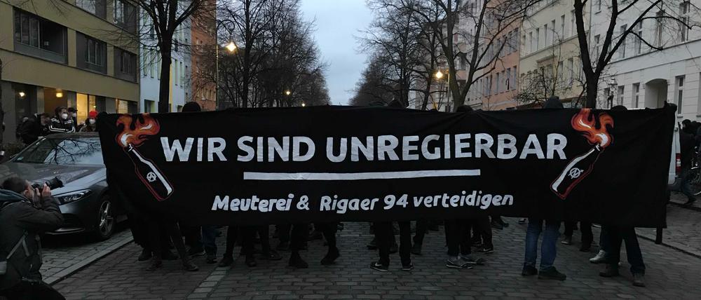 "Wir sind unregierbar" steht auf einem Banner der Demonstrierenden in der Reichenberger Straße.