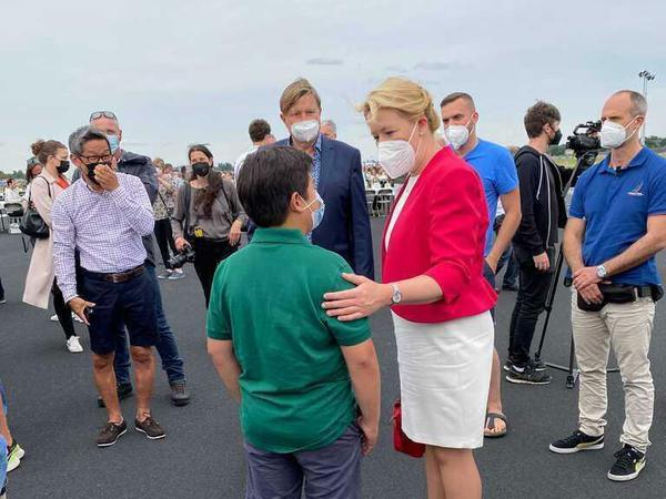 SPD-Spitzenkandidatin Franziska Giffey mit einem jungen Besucher.